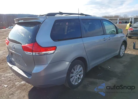 2013 Toyota Sienna Le 7 Passenger z USA, uszkodzony, nr VIN 5TDJK3DC2DS062720